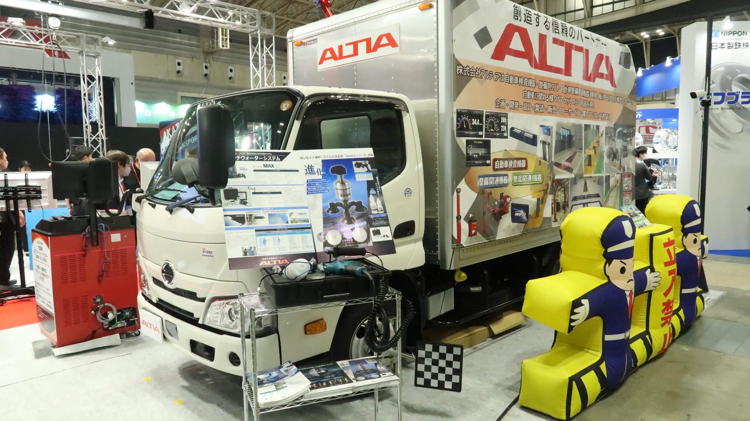 自動車整備関連機器メーカーの展示会の様子